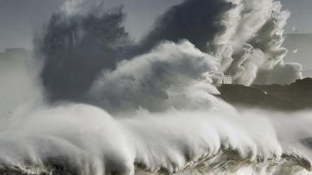Hohe Wellen an der spanischen Küste vor Santander (Archivbild von 2014).