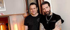 ARCHIV - 13.04.2023, Berlin: Die Musiker Alec Völkel alias «Boss Burns» (r) und Sascha Vollmer alias «Hoss Power» der Band The BossHoss am Rande eines dpa-Interviews. (zu dpa «BossHoss-Rocker: In USA waren wir quasi die «Sauerkraut-Cowboys»») Foto: Britta Pedersen/dpa +++ dpa-Bildfunk +++