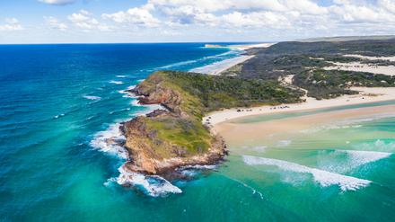 Einer der vielen langen Sandstrände von K’gari in Australien.