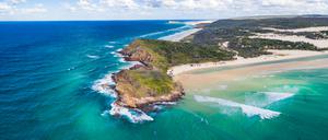 Einer der vielen langen Sandstrände von K’gari in Australien.