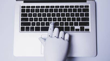 Der Chatbot GPT-4 kann Unteraufgaben autonom ausführen. 