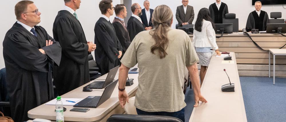 Die angeklagte Heilpraktikerin (dritte von rechts) und der Mitangeklagte (Mitte) am Freitag zu Beginn der Urteilsverkündung im Landgericht Ingolstadt.