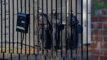 Polizisten bei einer Razzia gegen Hells Angels in Berlin im Jahr 2021.