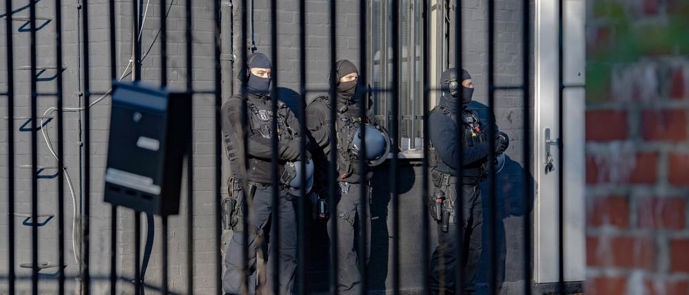 Polizisten bei einer Razzia gegen Hells Angels in Berlin im Jahr 2021.