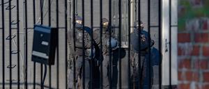 Polizisten bei einer Razzia gegen Hells Angels in Berlin im Jahr 2021.