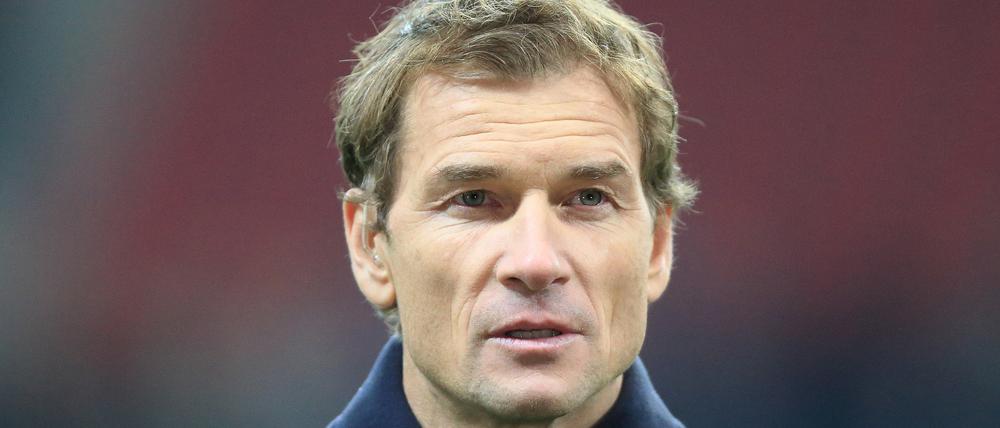 Der frühere Nationaltorhüter Jens Lehmann steht in der Red-Bull-Arena in Leipzig (Sachsen).