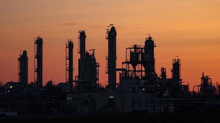 Die Morgensonne färbt den Himmel hinter den Anlagen eines Chemieunternehmens. Die deutsche Chemie- und Pharmaindustrie erwartet nach einem Produktionseinbruch weitere Rückgänge im kommenden Jahr. (zu dpa "Chemiebranche erwartet 2023 Umsatz- und Produktionsrückgang") +++ dpa-Bildfunk +++