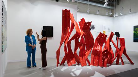 Blick in den Stand der Berliner Galerie Buchmann mit einer Skulptur von Bettina Pousttchi.