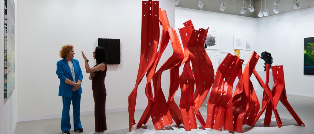 Blick in den Stand der Berliner Galerie Buchmann mit einer Skulptur von Bettina Pousttchi. 