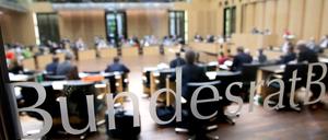 Abgeordnete nehmen im Bundesrat an einer Sitzung teil.