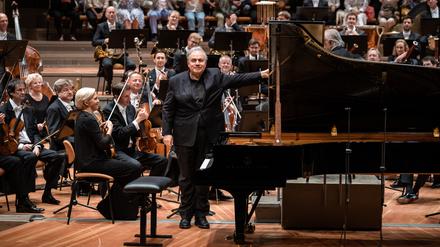 Entrückter Maestro: Zubin Mehta (hinter dem Klavierdeckel) reicht Yefim Bronfman die Hand nach Bartoks 2. Klavierkonzert in der Berliner Philharmonie.