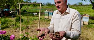 Vasyl hält die Überreste von sogenannten „Schmetterlingsminen“ in seinen Händen.