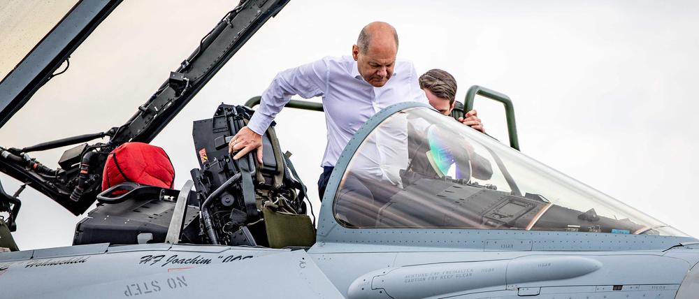 Und jetzt nimmt Olaf Scholz Platz in einem Kampfflugzeug, dem Eurofighter.