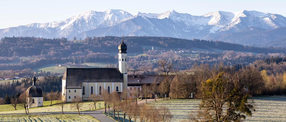 Panorama in Bayern mit den Alpen im Hintergrund.