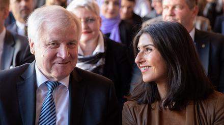 Serap Güler, CDU-Staatssekretärin für Integration in NRW, und CSU-Bundesinnenminister Horst Seehofer bei der Deutschen Islam-Konferenz. 