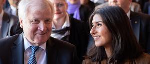 Serap Güler, CDU-Staatssekretärin für Integration in NRW, und CSU-Bundesinnenminister Horst Seehofer bei der Deutschen Islam-Konferenz. 
