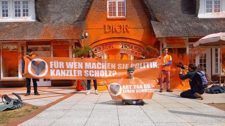 Klimaaktivisten haben zwei Luxusgeschäfte in dem Sylter Nobelort Kampen mit oranger Farbe besprüht.
