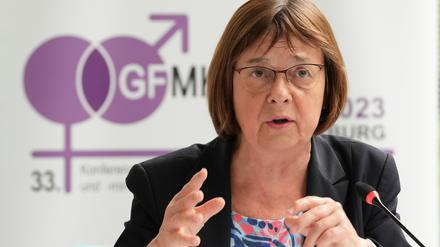 16.06.2023, Brandenburg, Potsdam: Ursula Nonnemacher (Bündnis 90/Die Grünen), Ministerin für Soziales, Gesundheit, Integration und Verbraucherschutz, spricht während einer Pressekonferenz zum Abschluss der 33. Konferenz der Gleichstellungs- und Frauenministerinnen und -minister (GFMK). Brandenburg hatte in diesem Jahr den Vorsitz der GFMK. Foto: Soeren Stache/dpa +++ dpa-Bildfunk +++