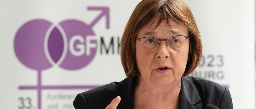 16.06.2023, Brandenburg, Potsdam: Ursula Nonnemacher (Bündnis 90/Die Grünen), Ministerin für Soziales, Gesundheit, Integration und Verbraucherschutz, spricht während einer Pressekonferenz zum Abschluss der 33. Konferenz der Gleichstellungs- und Frauenministerinnen und -minister (GFMK). Brandenburg hatte in diesem Jahr den Vorsitz der GFMK. Foto: Soeren Stache/dpa +++ dpa-Bildfunk +++