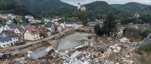 Hochwasserkatastrophe 2021: Meterhoch türmen sich Wohnwagen, Gastanks, Bäume und Schrott an einer Brücke über die Ahr in Altenahr-Kreuzberg.