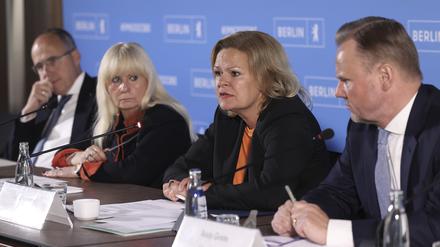 Peter Beuth (CDU, l-r), Innenminister von Hessen, Iris Spranger (SPD), Berlins Innensenatorin, Nancy Faeser (SPD), Bundesinnenministerin, und Andy Grote (SPD), Hamburgs Innensenator, nehmen an einer Pressekonferenz nach dem Abschluss der Innenministerkonferenz (IMK) teil.