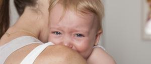 Raum für Gefühle schaffen: Eltern sollten weinende Kinder Experten zufolge nicht möglichst schnell wieder fröhlich stimmen, sondern wertfrei für sie da sein.