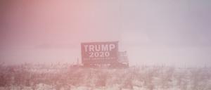 Ein Trump-Plakat im verschneiten Iowa.