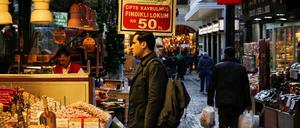 Ein Mann kauft in Istanbul an einem Stand ein.