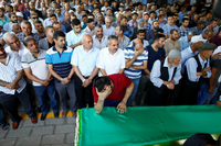 Familienmitglieder der Opfer des Bombenattentats bei einer Beisetzung.