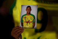 Ein Fan des Fußballspielers Emiliano Sala hält bei einer Trauerwache in Nantes ein Foto des vermissten Argentiniers in der Hand.