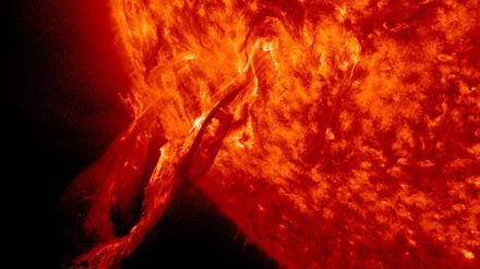 Sonneneruptionen gefährden die Infrastruktur auf der Erde, etwa Stromleitungen und Satelliten.