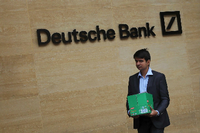 Ein Mann trägt eine Box aus der Deutschen Bank in London.