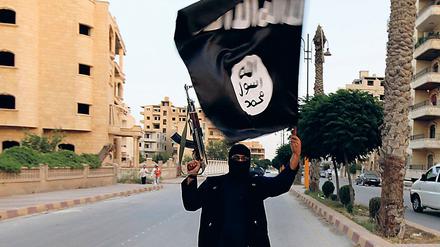 Mann mit IS-Flagge in Rakka (Archivbild).