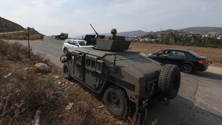 Ein Mitglied der libanesischen Armee sitzt in einem Militärfahrzeug nahe der Grenze zu Israel. (Symbolbild)