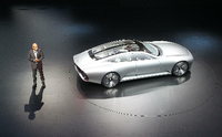 Auf einer Scheibe präsentierte Daimler-Chef Dieter Zetsche ein Zukunftsmodell von Mercedes. Auf der alle zwei Jahre in Frankfurt stattfindenden Autoschau gibt es jede Menge Neuheiten zu sehen. Ein paar hunderttausend Besucher werden erwartet.