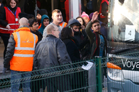 Mit Bussen wurden am Mittwoch die ersten Jugendlichen von Calais aus in andere Auffanglager gebracht.