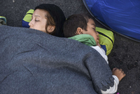 Eine Mutter und ihr Sohn schlafen an der Grenze zwischen Serbien und Ungarn auf der Straße.