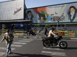 Plakat mit Irans Staatsoberhaupt Ajatollah Ali Chamenei in einer Straße von Teheran.