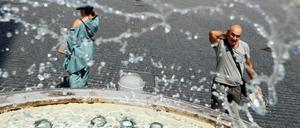 Der Brunnen auf der Piazza del Popolo in Rom verschafft hitzegeplagten Italienern und Touristen Linderung.