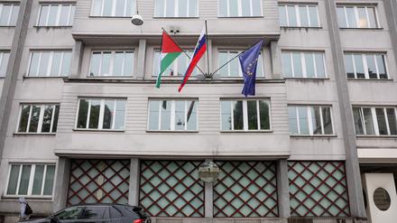 Eine palästinensische Flagge weht neben einer slowenischen und einer Flagge der Europäischen Union am Regierungsgebäude in Ljubljana. 