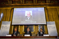 Die Königliche Schwedische Akademie der Wissenschaften gibt den Nobelpreis-Gewinner Angus Deaton bekannt.