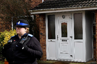Eine Polizistin steht vor der Haustür des russischen Doppelagenten Sergej Skripal.