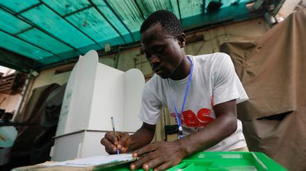 Ein Wahlhelfer in Nigeria