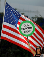 Demonstranten forderten in Ford Lauderdale strengere Waffengesetze.