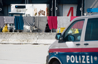 Der LKW, in dem 71 tote Flüchtlinge gefunden wurden, parkt zur polizeilichen Untersuchung in Nickelsdorf, Österreich.