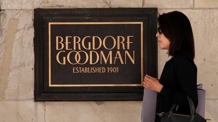 Eine Kundin verlässt Bergdorf Goodman in New York City.