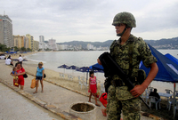 An den legendären Strände von Acapulco werden die letzten Touristen von Armee und Bundespolizei beschützt.