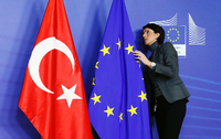Richtig justiert? Die Flaggen der EU und der Türkei in Brüssel