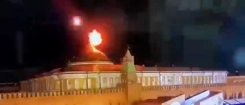 Auf diesem Bild, das aus einem von Reuters erhaltenen Video stammt, explodiert ein Flugobjekt mit intensivem Licht in der Nähe der Kuppel des Kreml-Senatsgebäudes.