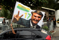 Ein Anhänger von Jair Bolsonaro feiert vor dessen Wohnung in Rio de Janeiro